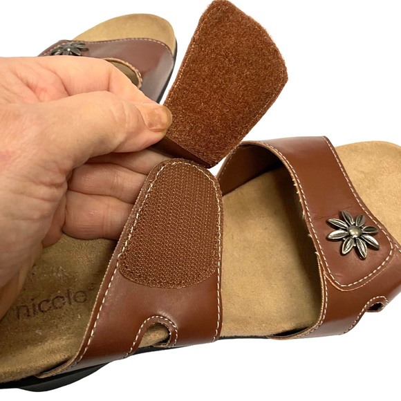 Nicole Brown Slip On Wedge Sandal Heels Velcro Strap Silver Flowers size 8 Wide - Picture 3 of 11